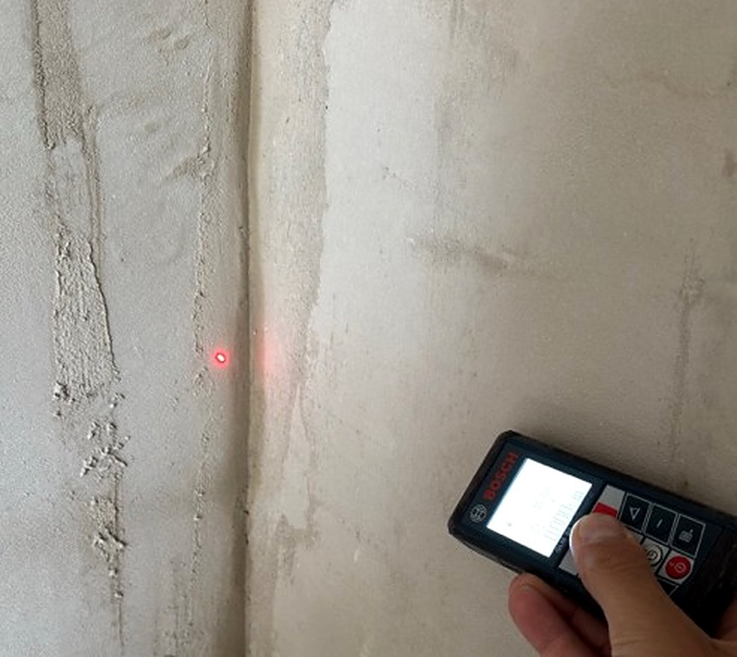 Medidor láser sobre una pared terminada
